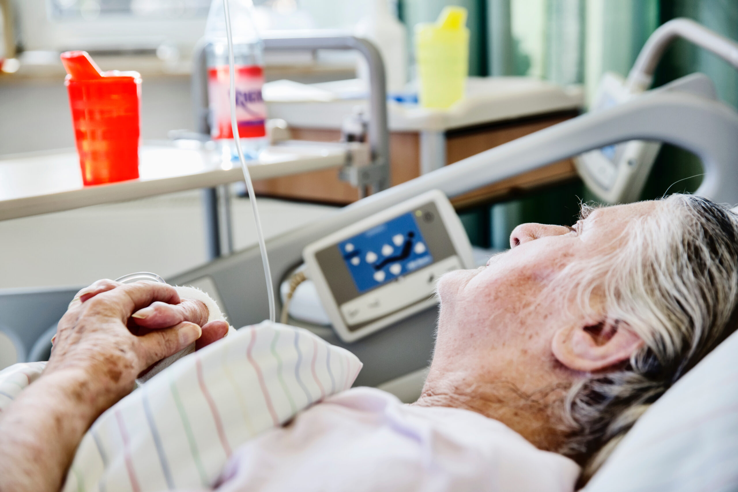 Seniorin liegt im Krankenhaus