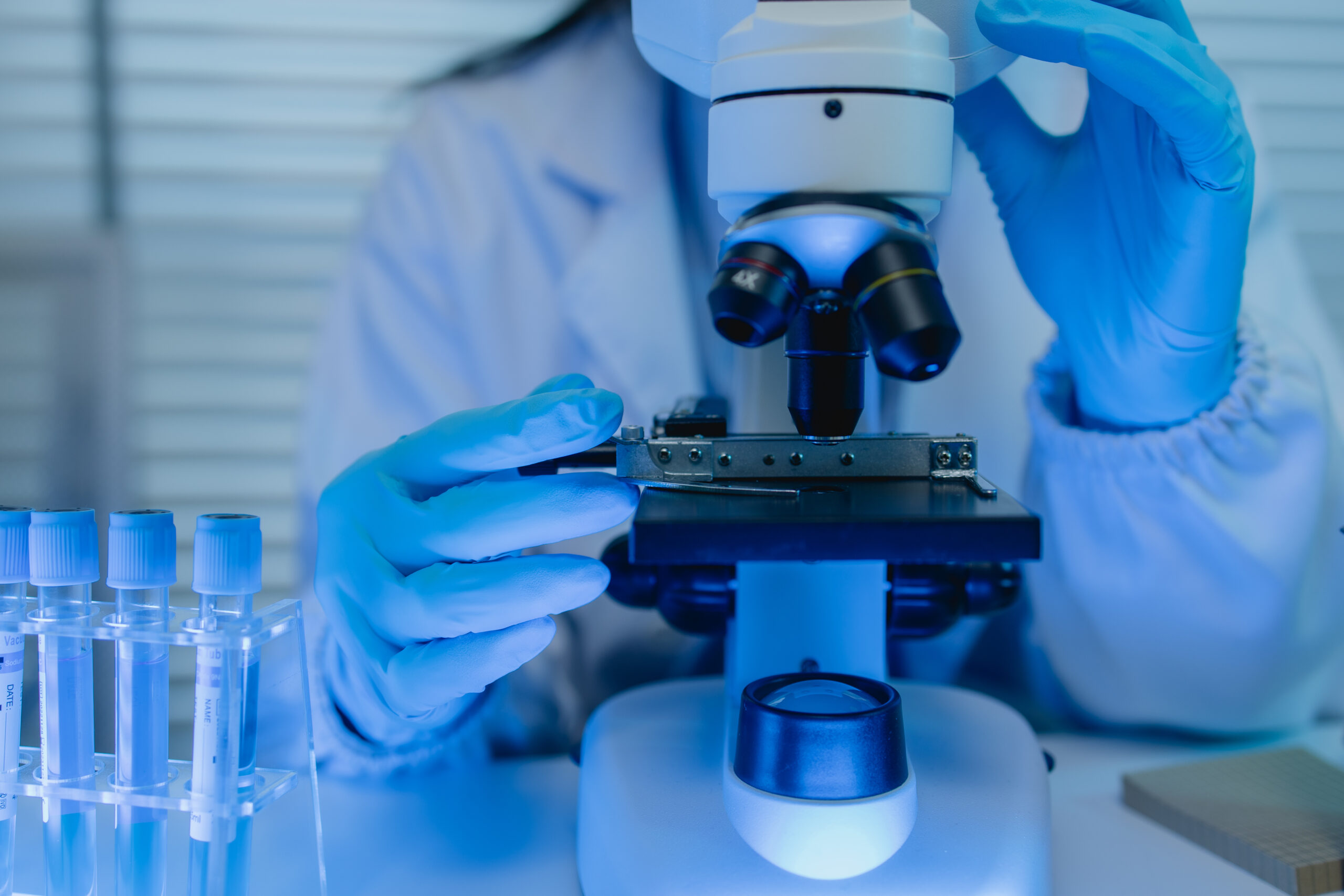 two scientists are working together to find a new antiviral drug, two chemists are using scientific tools to study science, microscope, working in the lab, researchers‘ work in the laboratory