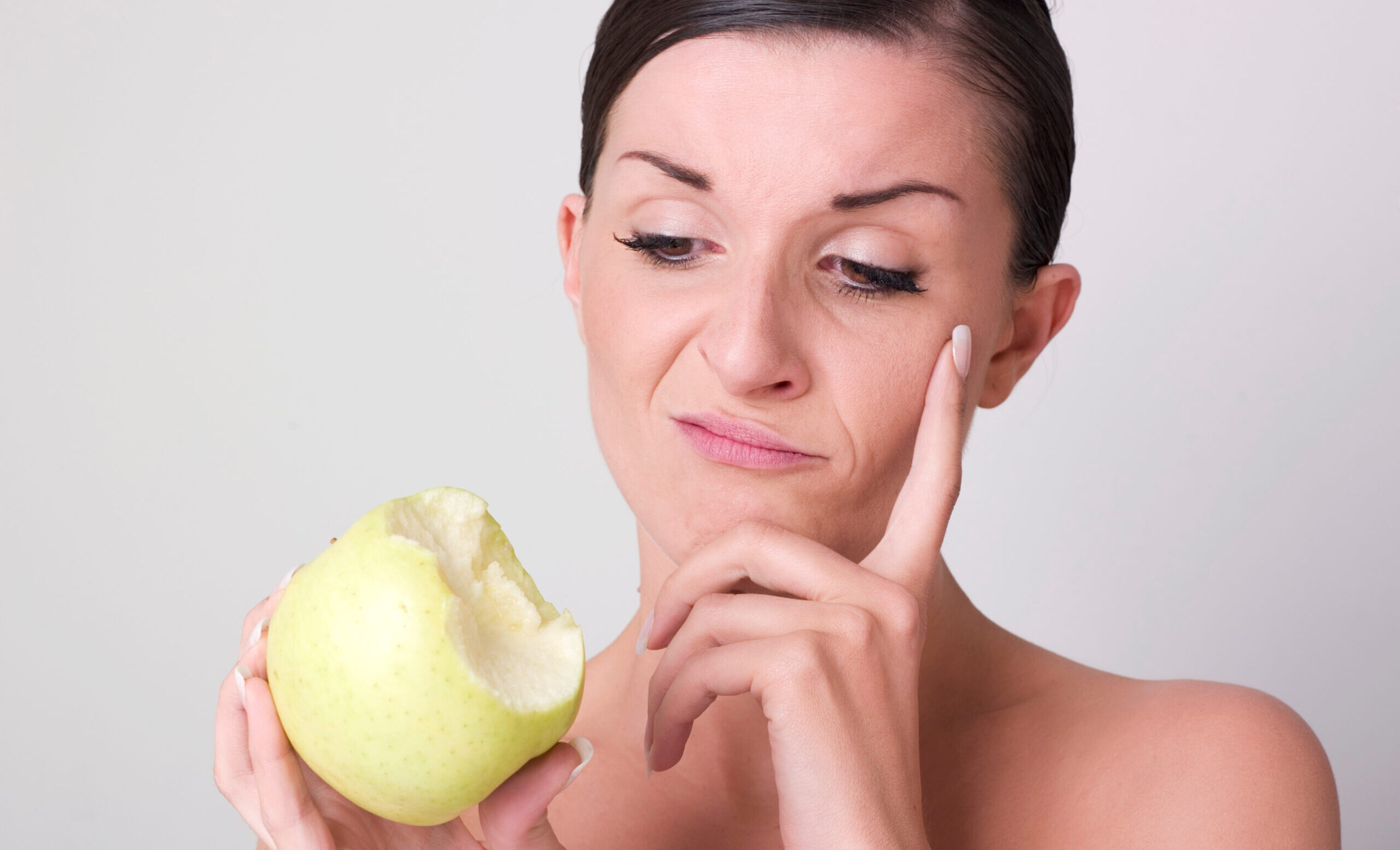 jeune femme nue grimace pomme