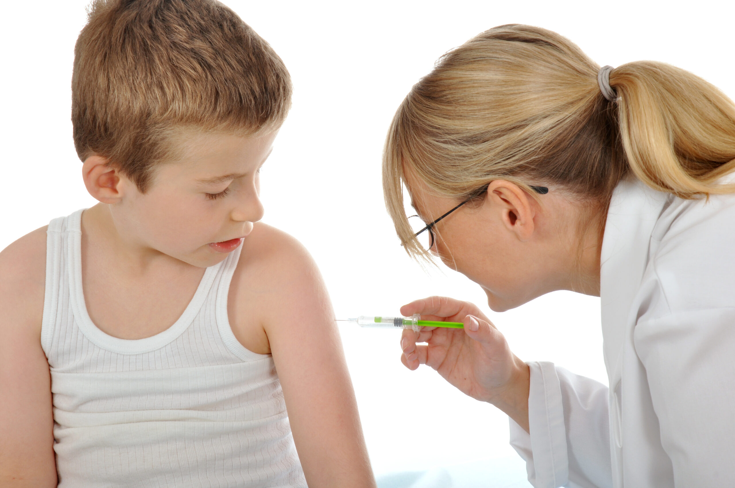Kinderärztin impft Jungen
