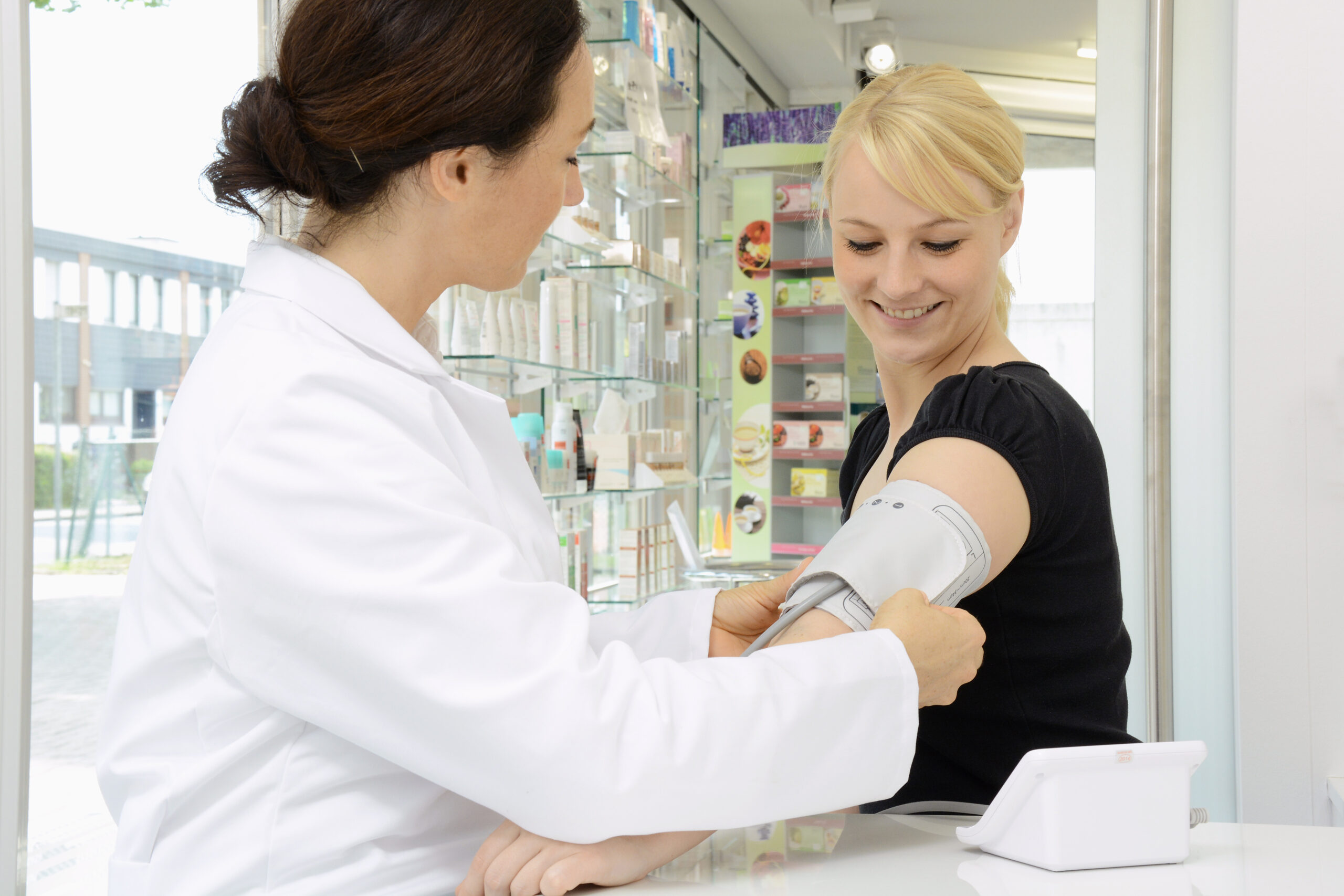 Apothekerin misst Blutdruck