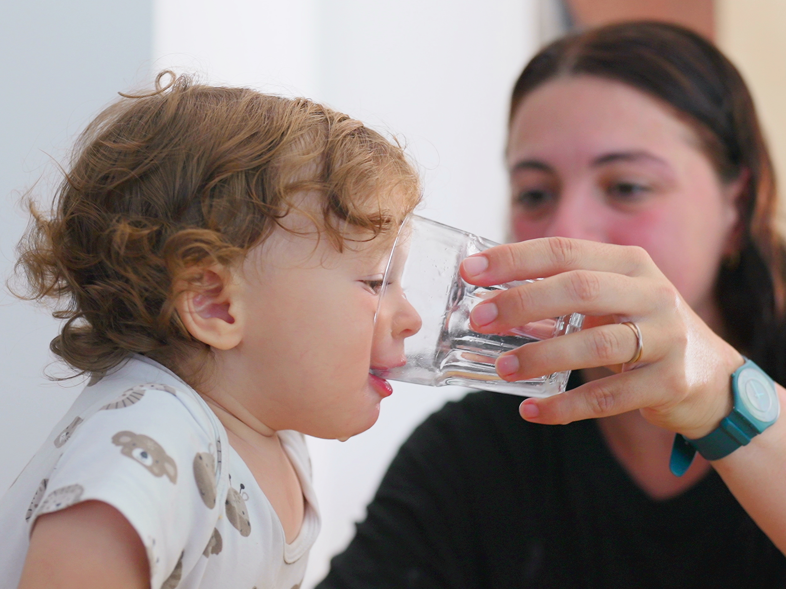 Wie viel Flüssigkeit benötigen Babys und Kleinkinder bei Hitze?