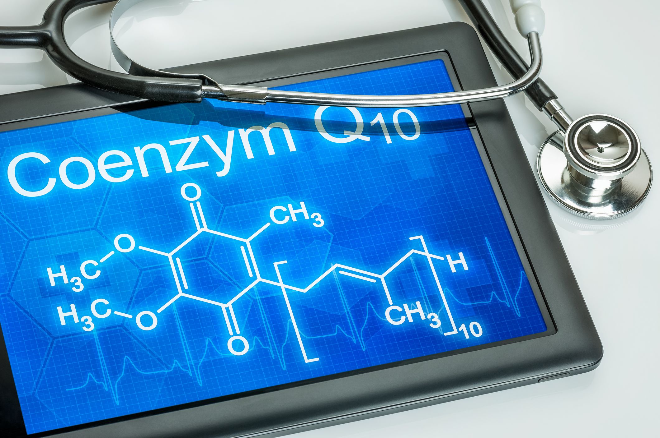 Tablet mit der chemischen Strukturformel von Coenzym Q10